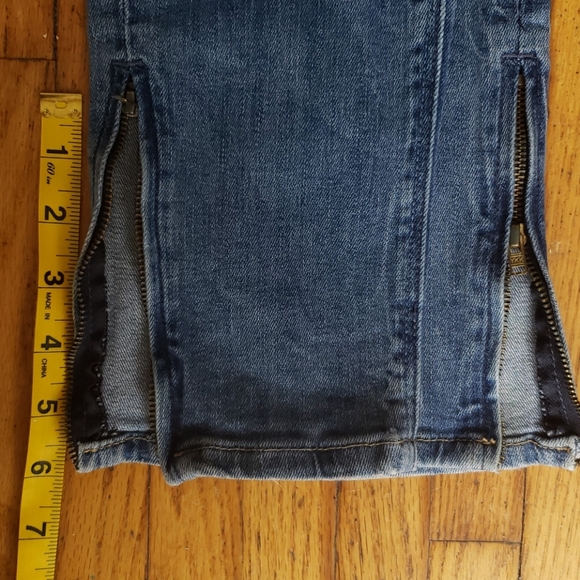 Ankle cut distressed blue denim with zipper detail - Picture 2 of 5